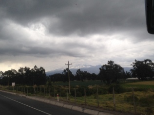 Blick auf den Cotopaxi aus dem Bus in Richtung Quito