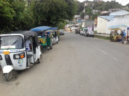 Die "Schulbusse" - Mototaxis , werden privat bezahlt